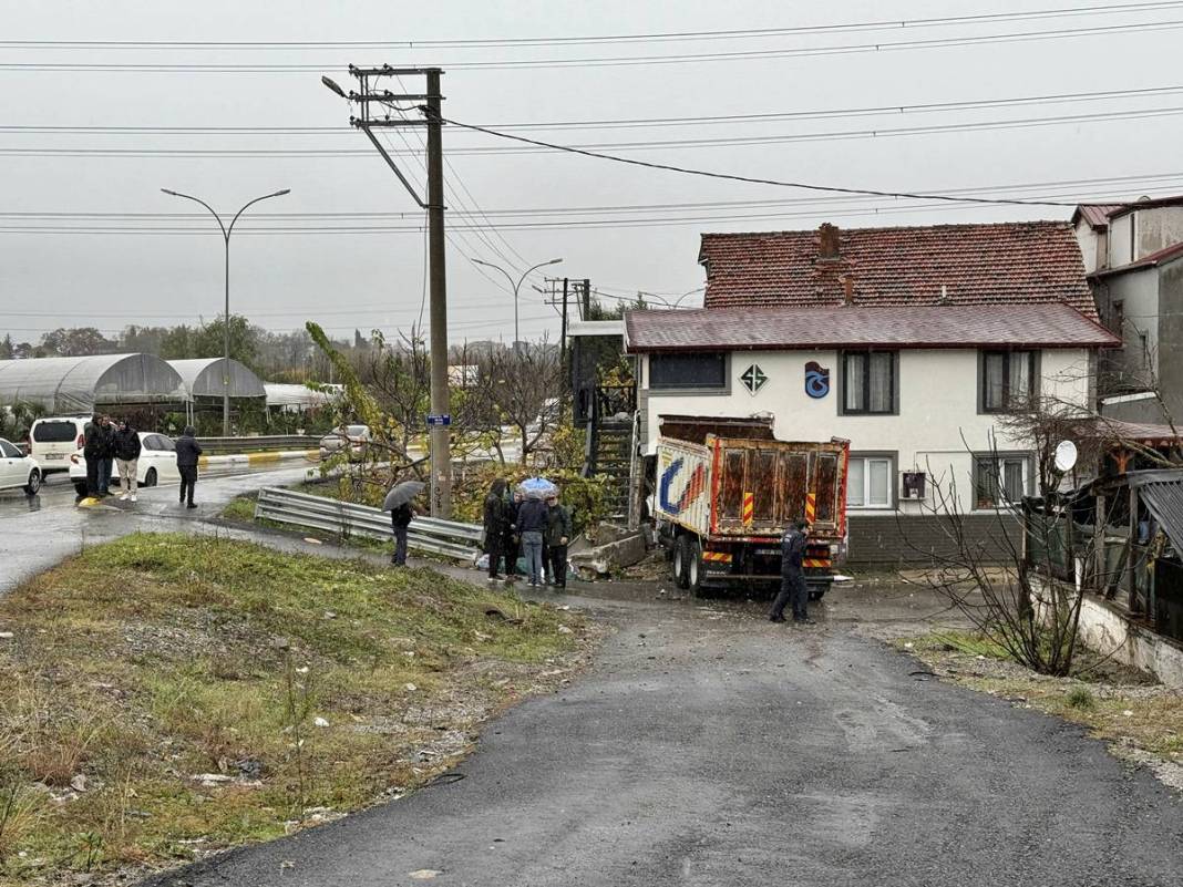 Kamyon, Trabzonspor armalı eve bodoslama girdi! Facianın eşiğinden dönüldü 7